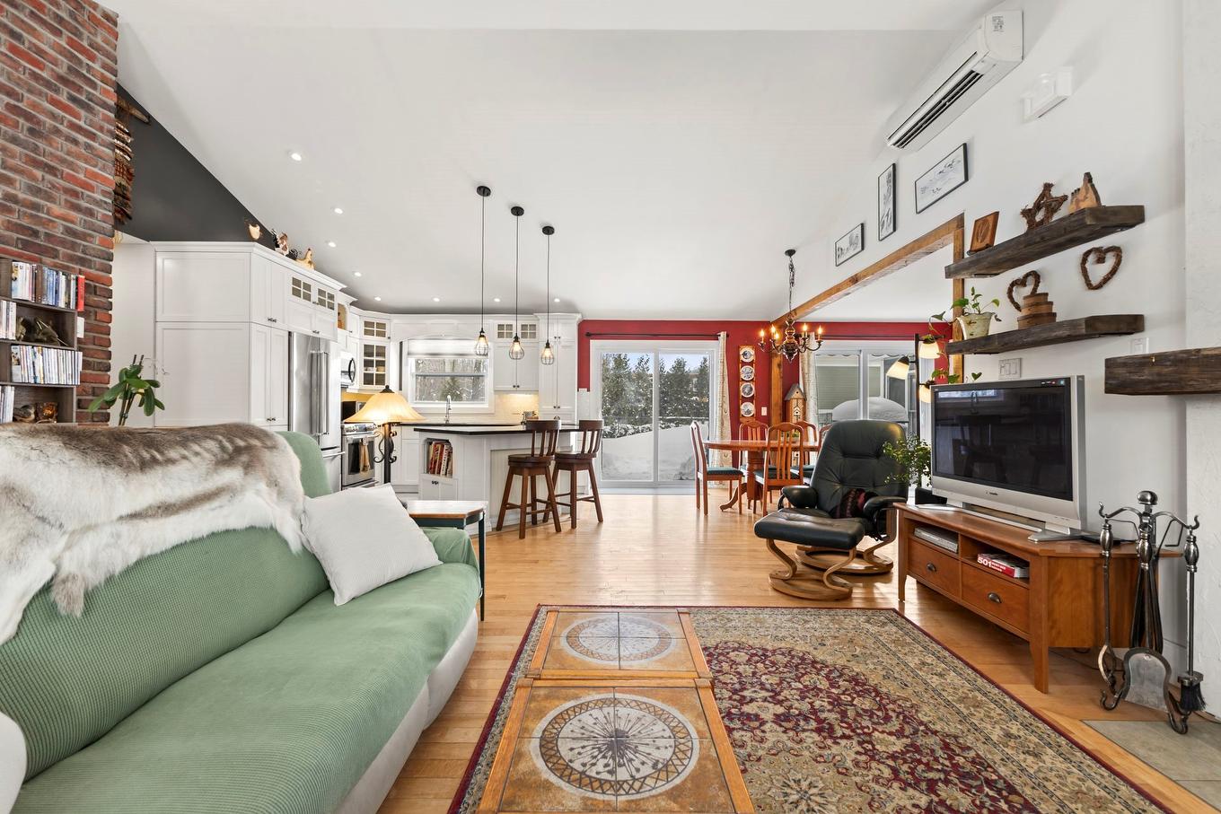 Living room - 1002 Mtée St-Robert, Saint-Lazare, QC - Indoor Photo Showing Living Room