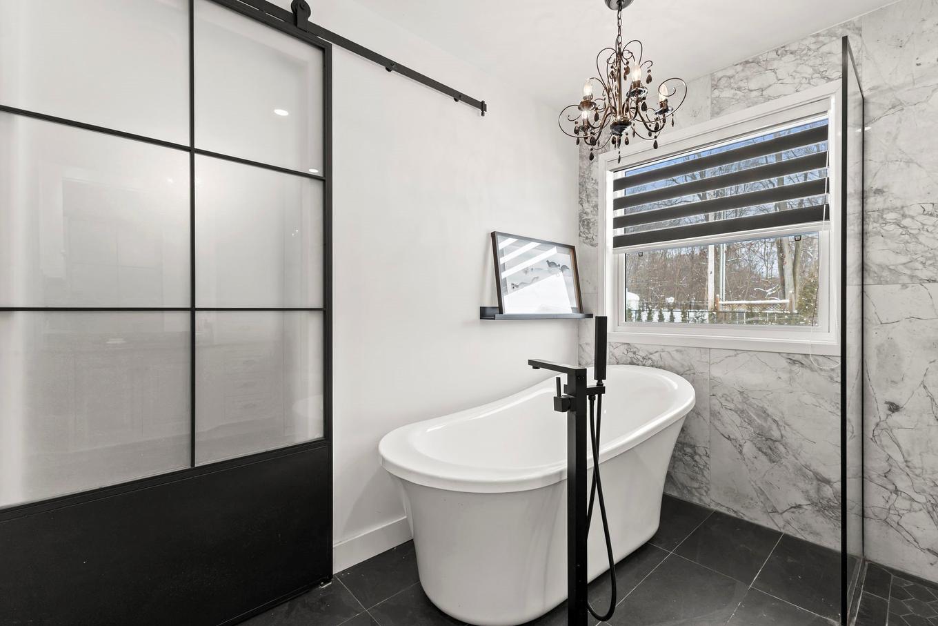 Bathroom - 1002 Mtée St-Robert, Saint-Lazare, QC - Indoor Photo Showing Bathroom