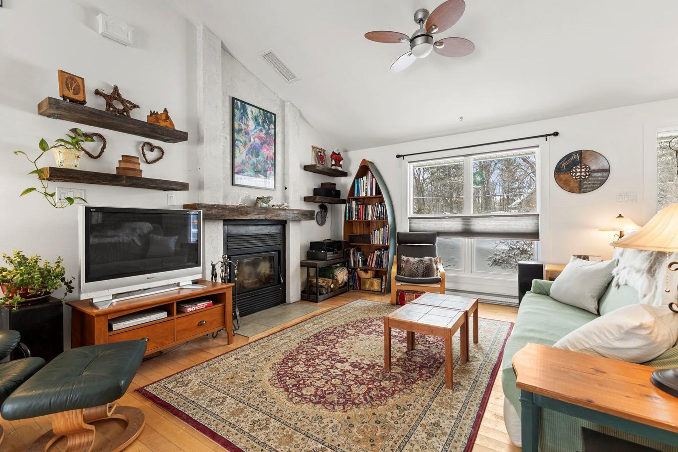 Living room - 1002 Mtée St-Robert, Saint-Lazare, QC - Indoor Photo Showing Living Room With Fireplace