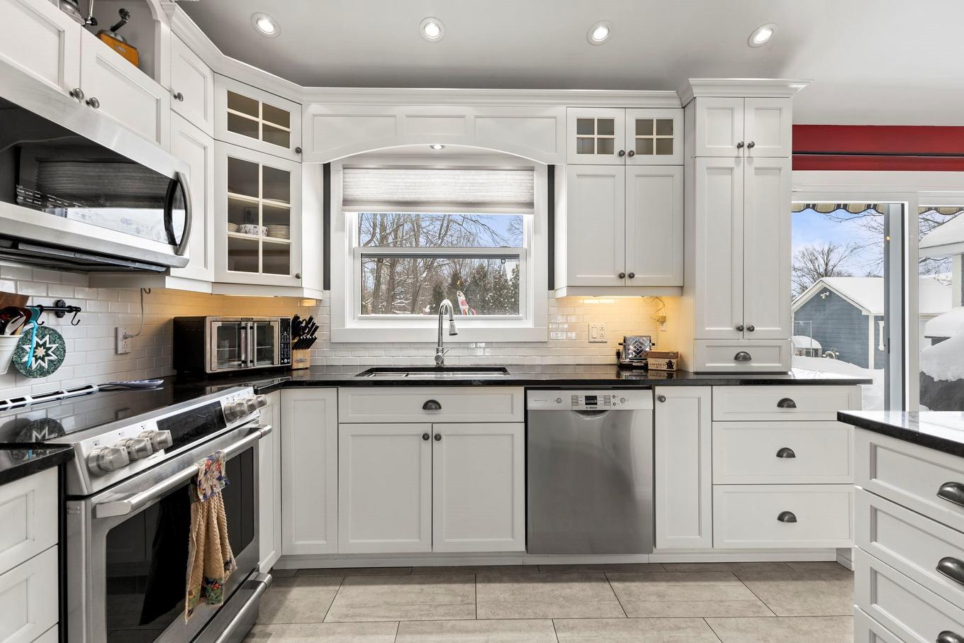 Kitchen - 1002 Mtée St-Robert, Saint-Lazare, QC - Indoor Photo Showing Kitchen With Upgraded Kitchen