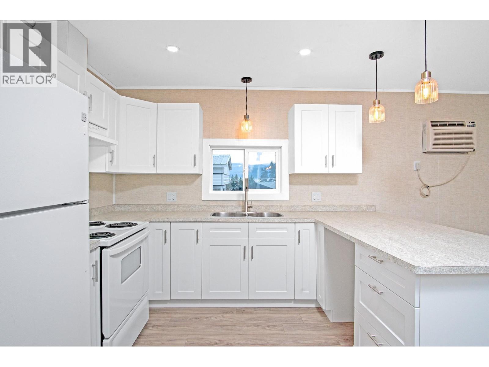 Kitchen with new cabinets - 1421 Erickson Road Unit# 21, Creston, BC