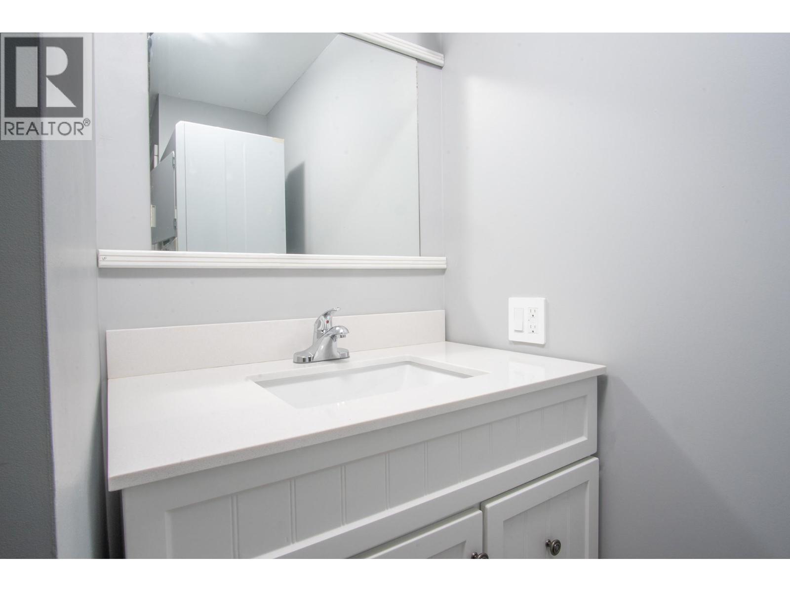 Bright renovated bathroom Creston - 1421 Erickson Road Unit# 21, Creston, BC