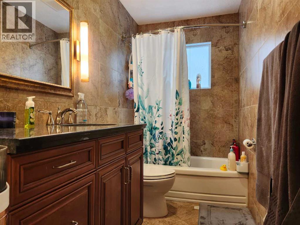 403 11 Street E, Drumheller, AB - Indoor Photo Showing Bathroom