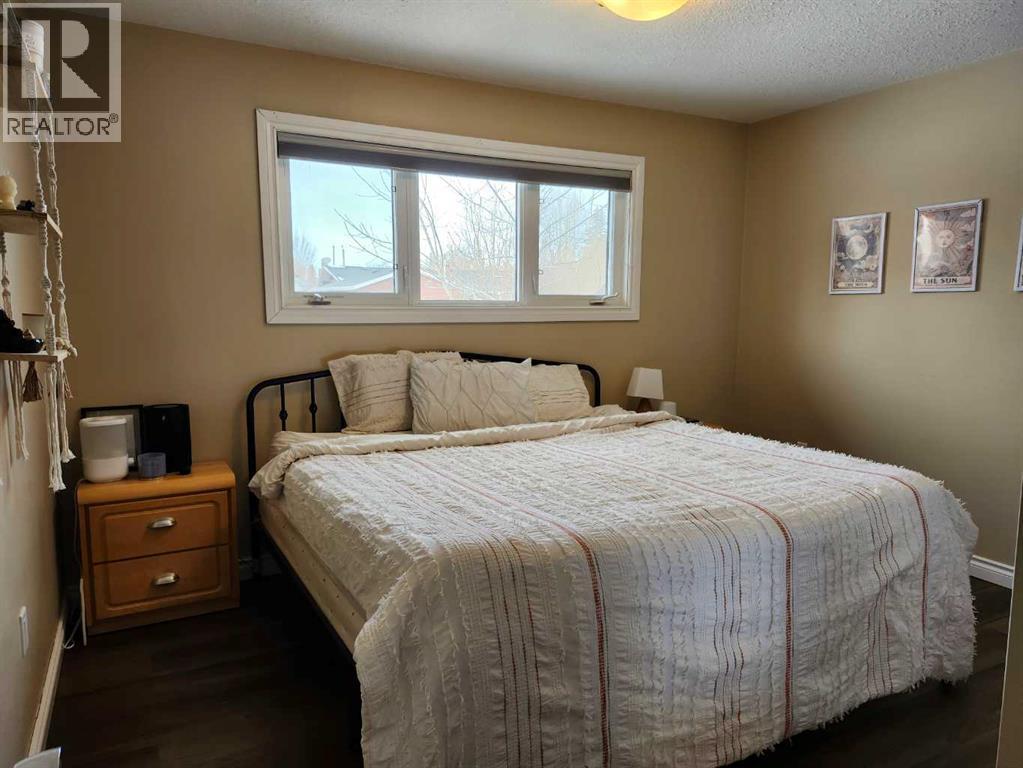 403 11 Street E, Drumheller, AB - Indoor Photo Showing Bedroom