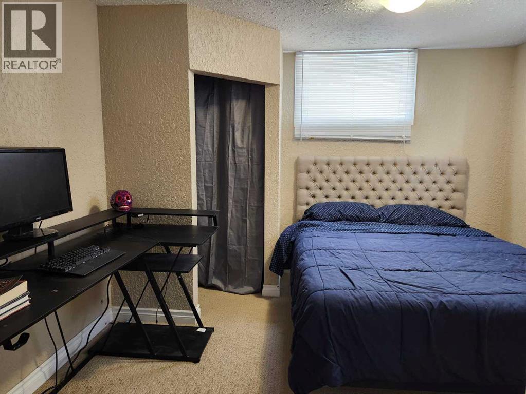 403 11 Street E, Drumheller, AB - Indoor Photo Showing Bedroom