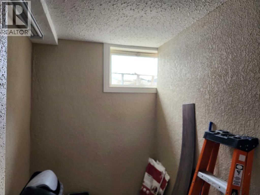 403 11 Street E, Drumheller, AB - Indoor