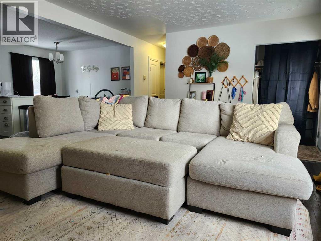 403 11 Street E, Drumheller, AB - Indoor Photo Showing Living Room