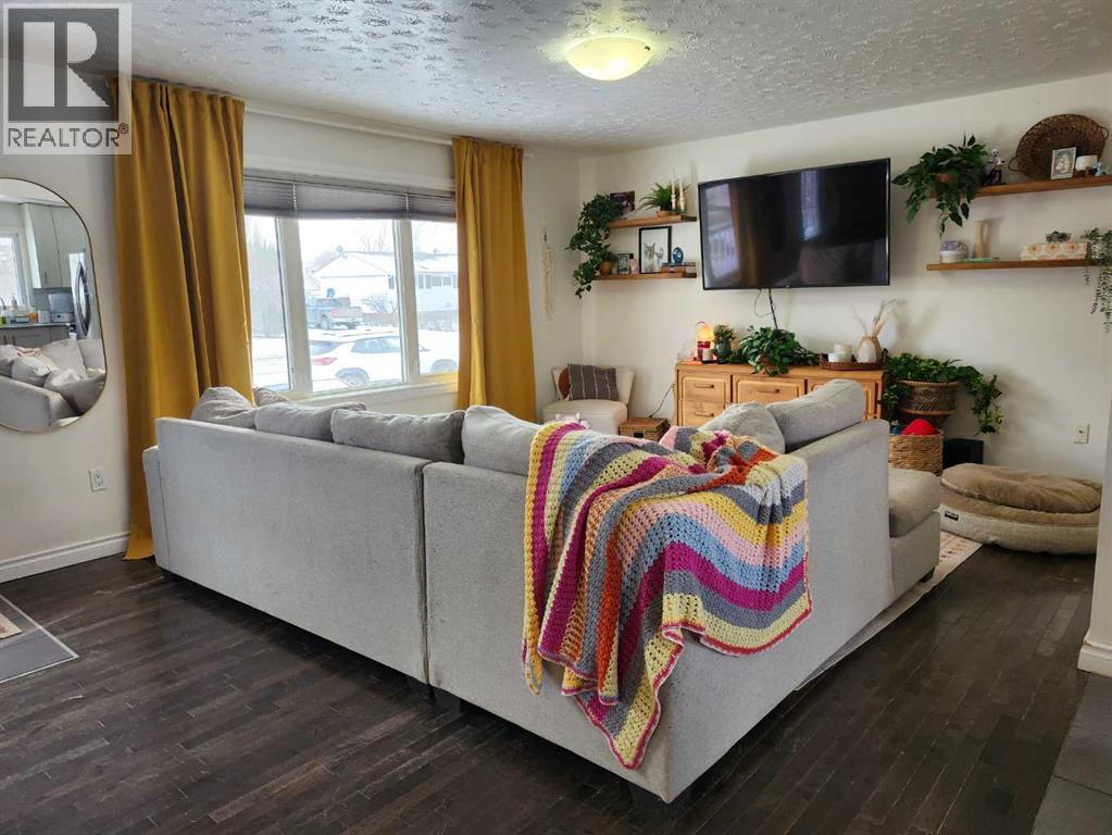 403 11 Street E, Drumheller, AB - Indoor Photo Showing Living Room