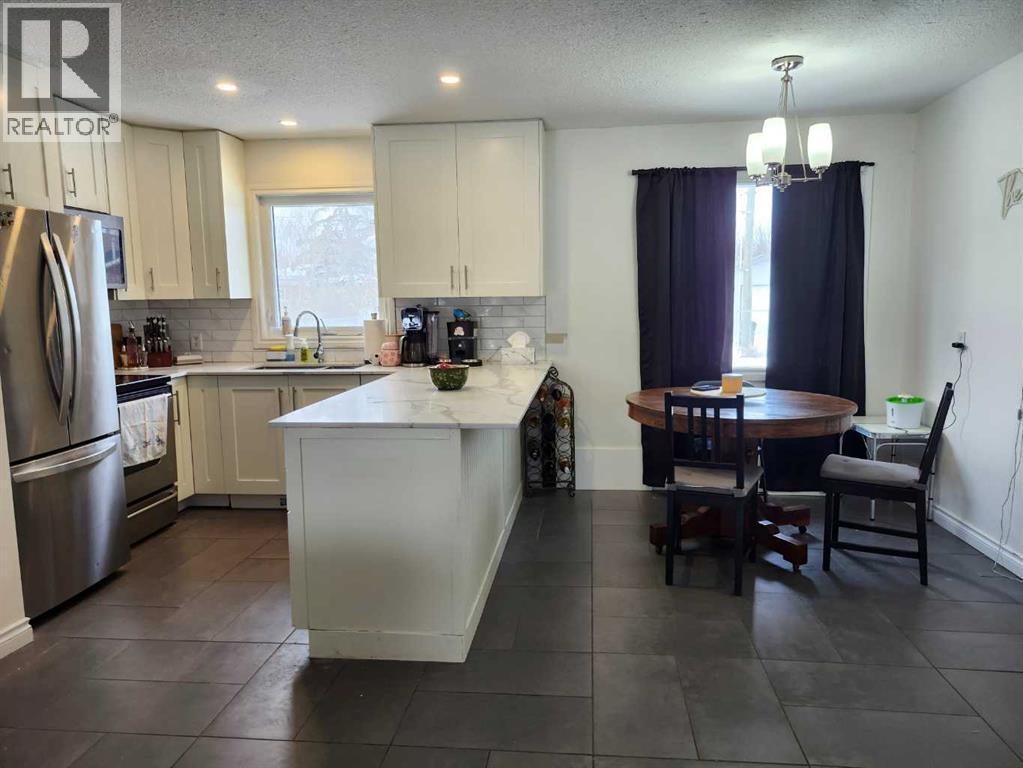 403 11 Street E, Drumheller, AB - Indoor Photo Showing Kitchen