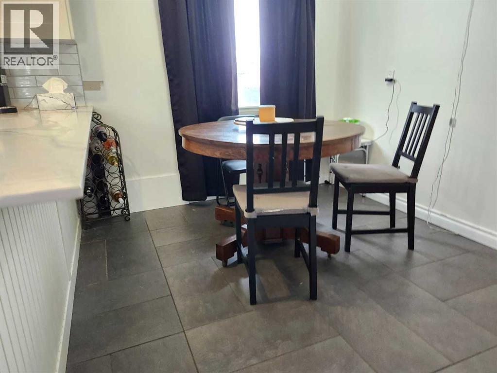403 11 Street E, Drumheller, AB - Indoor Photo Showing Dining Room
