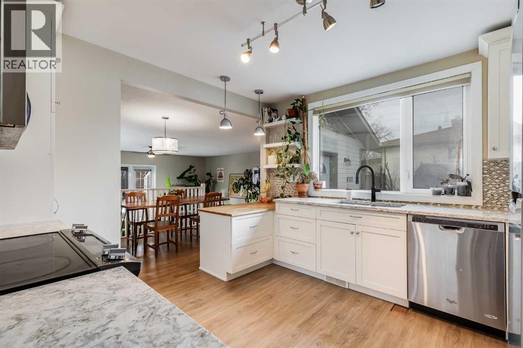 4351 70 Street Nw, Calgary, AB - Indoor Photo Showing Kitchen