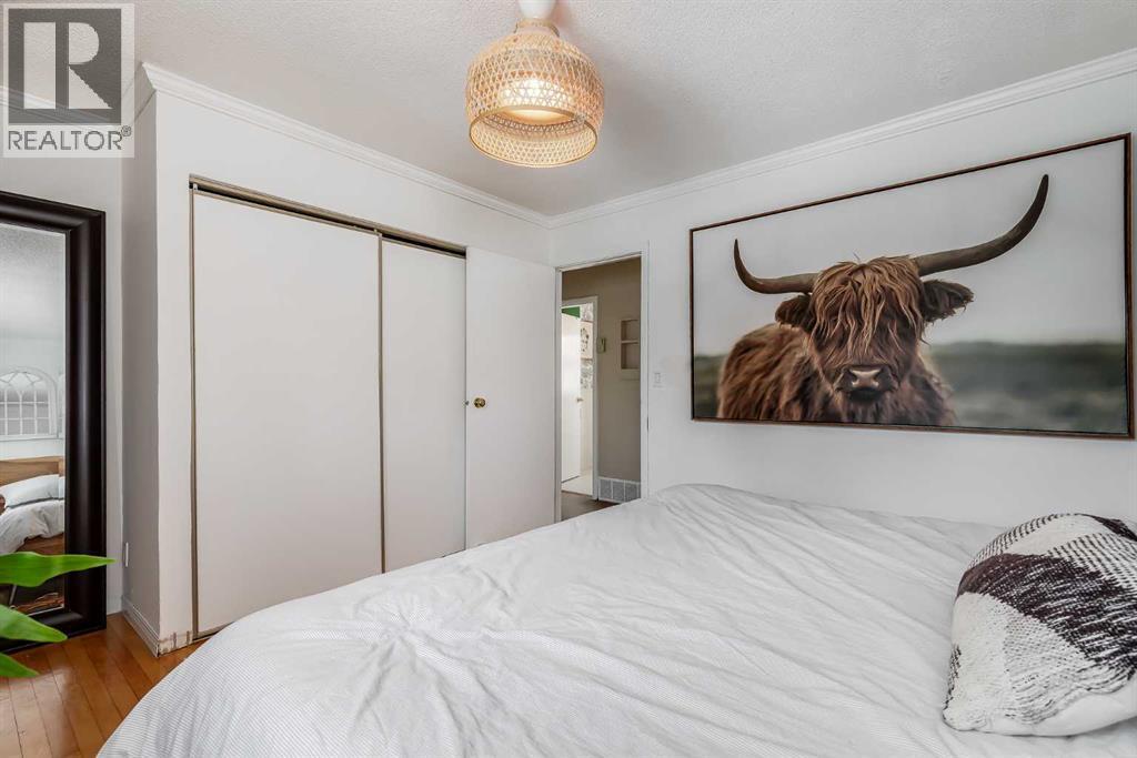 4351 70 Street Nw, Calgary, AB - Indoor Photo Showing Bedroom