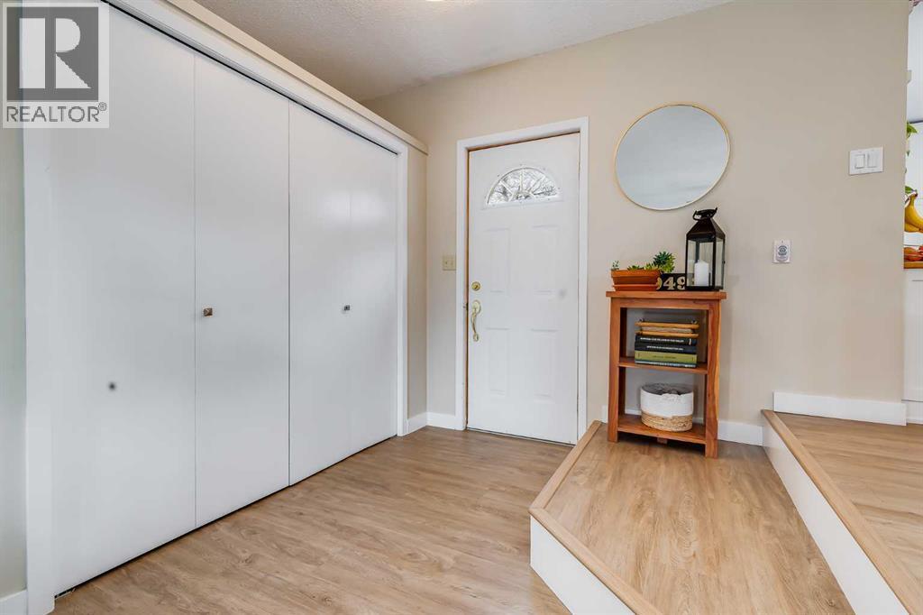 4351 70 Street Nw, Calgary, AB - Indoor Photo Showing Other Room