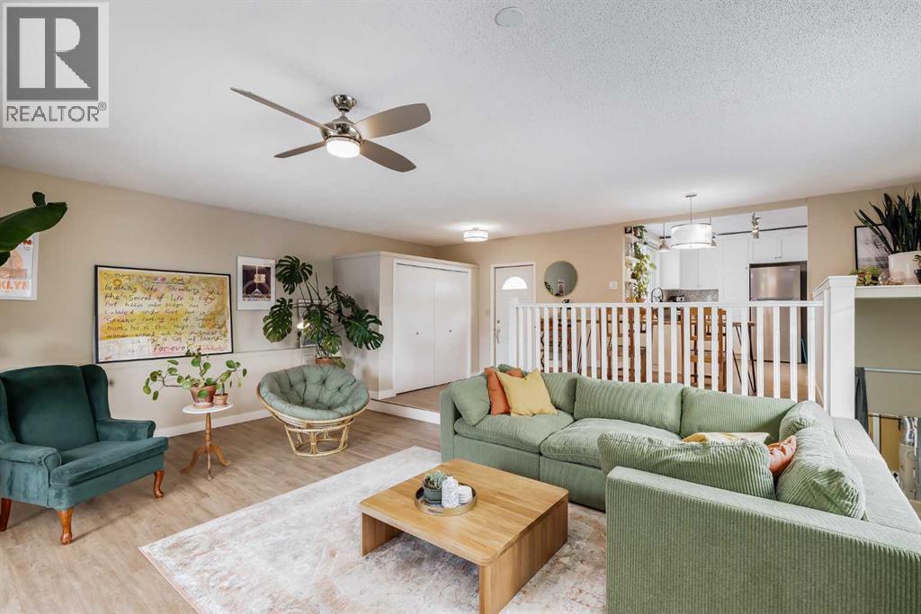 4351 70 Street Nw, Calgary, AB - Indoor Photo Showing Living Room