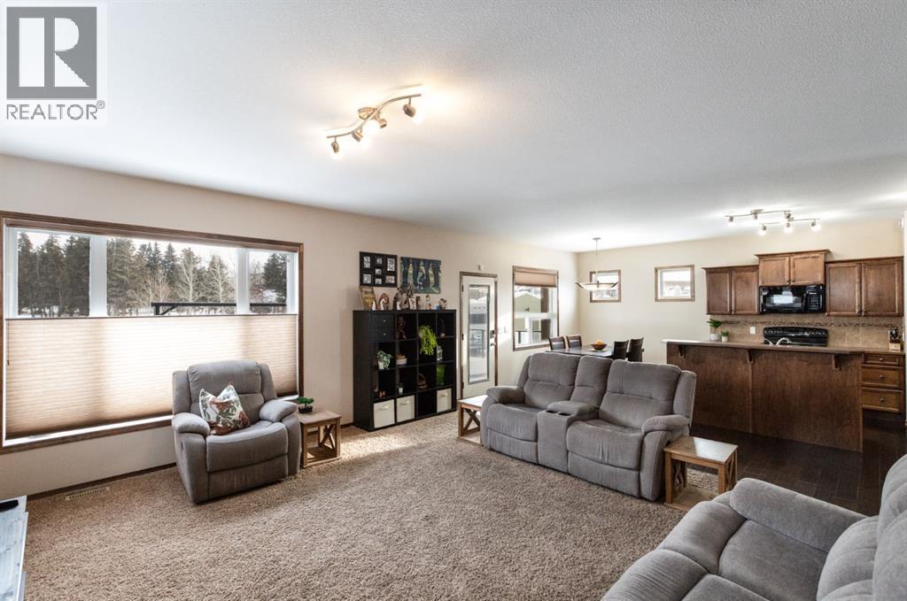 4828 55 Boulevard Close, Innisfail, AB - Indoor Photo Showing Living Room