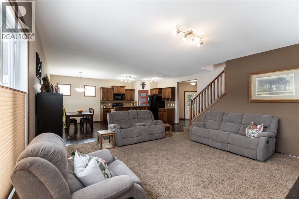 4828 55 Boulevard Close, Innisfail, AB - Indoor Photo Showing Living Room