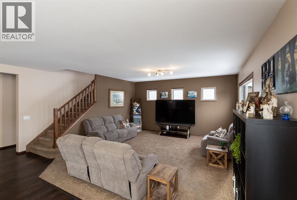 4828 55 Boulevard Close, Innisfail, AB - Indoor Photo Showing Living Room