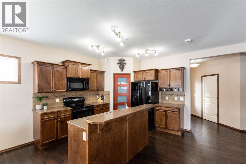 4828 55 Boulevard Close, Innisfail, AB - Indoor Photo Showing Kitchen With Double Sink