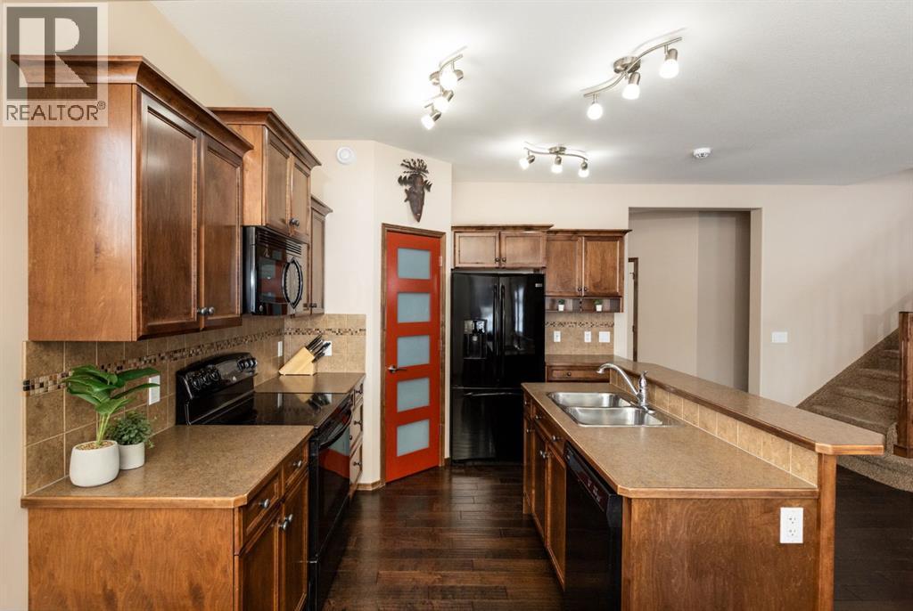 4828 55 Boulevard Close, Innisfail, AB - Indoor Photo Showing Kitchen With Double Sink