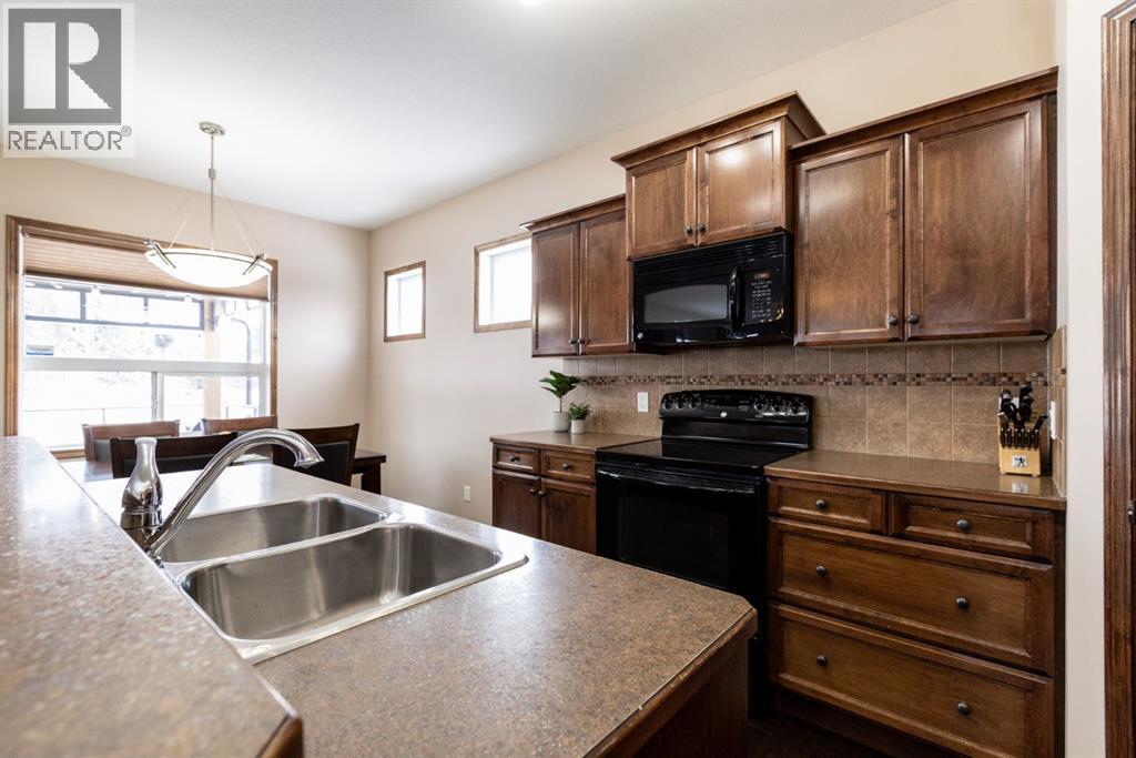 4828 55 Boulevard Close, Innisfail, AB - Indoor Photo Showing Kitchen With Double Sink