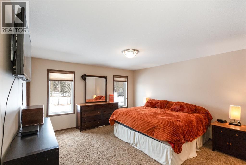 4828 55 Boulevard Close, Innisfail, AB - Indoor Photo Showing Bedroom
