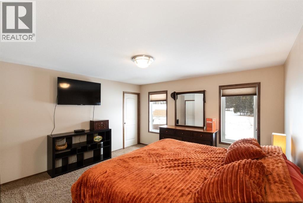 4828 55 Boulevard Close, Innisfail, AB - Indoor Photo Showing Bedroom