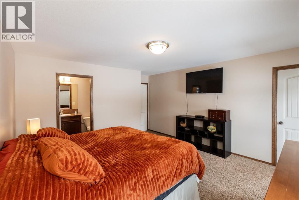 4828 55 Boulevard Close, Innisfail, AB - Indoor Photo Showing Bedroom