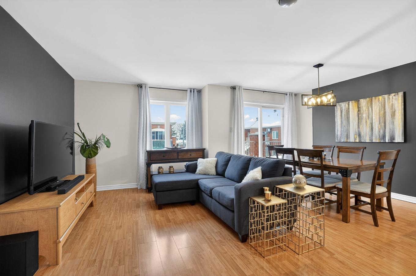 Salon - 301-219 Boul. Ste-Rose E., Laval (Auteuil), QC - Indoor