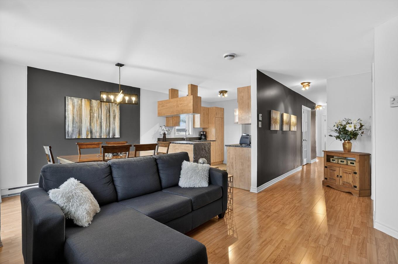 Salon - 301-219 Boul. Ste-Rose E., Laval (Auteuil), QC - Indoor Photo Showing Living Room