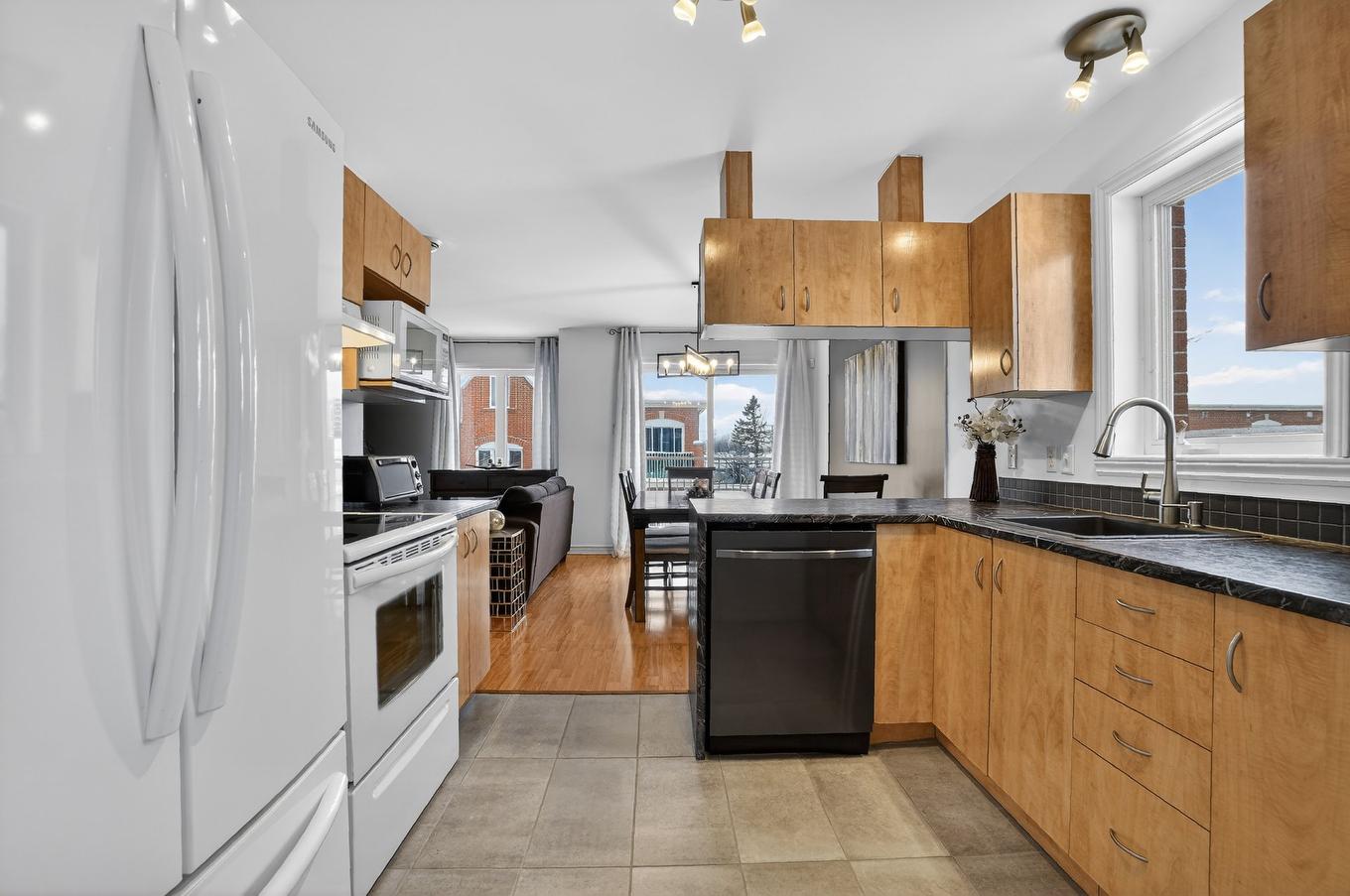 Cuisine - 301-219 Boul. Ste-Rose E., Laval (Auteuil), QC - Indoor Photo Showing Kitchen