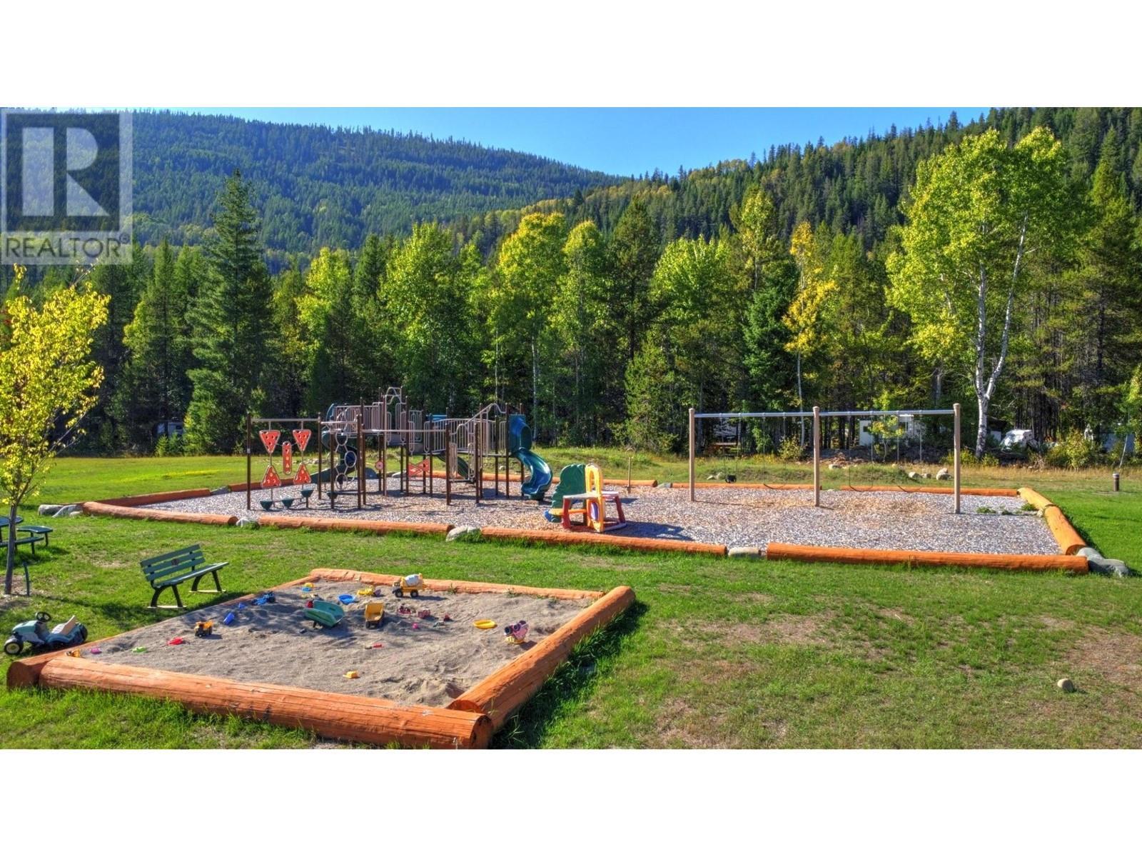 8202 Livesly Road Unit# 2, Yahk, BC