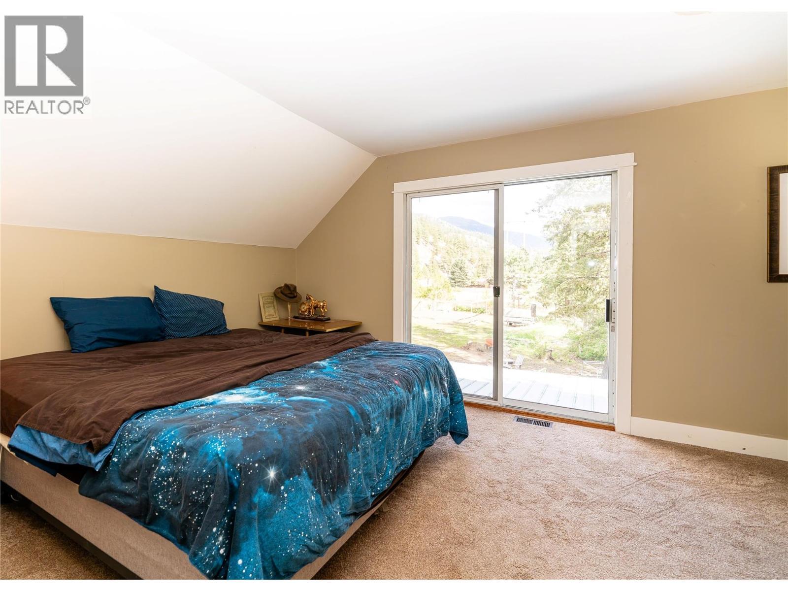 6257 Highway 3, Hedley, BC - Indoor Photo Showing Bedroom