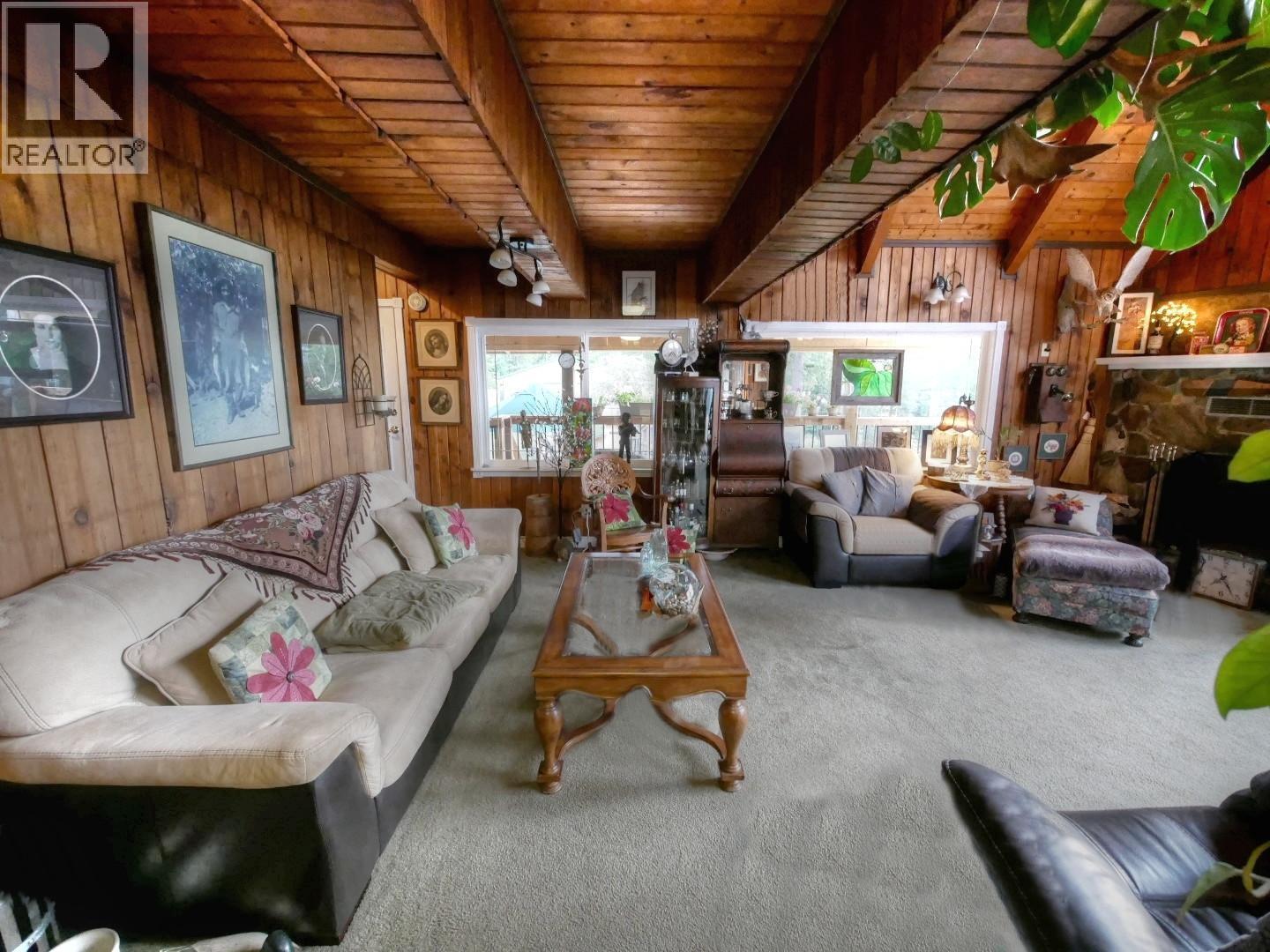 4008 Arrow Park Frontage Road, Arrow Park, BC - Indoor Photo Showing Living Room