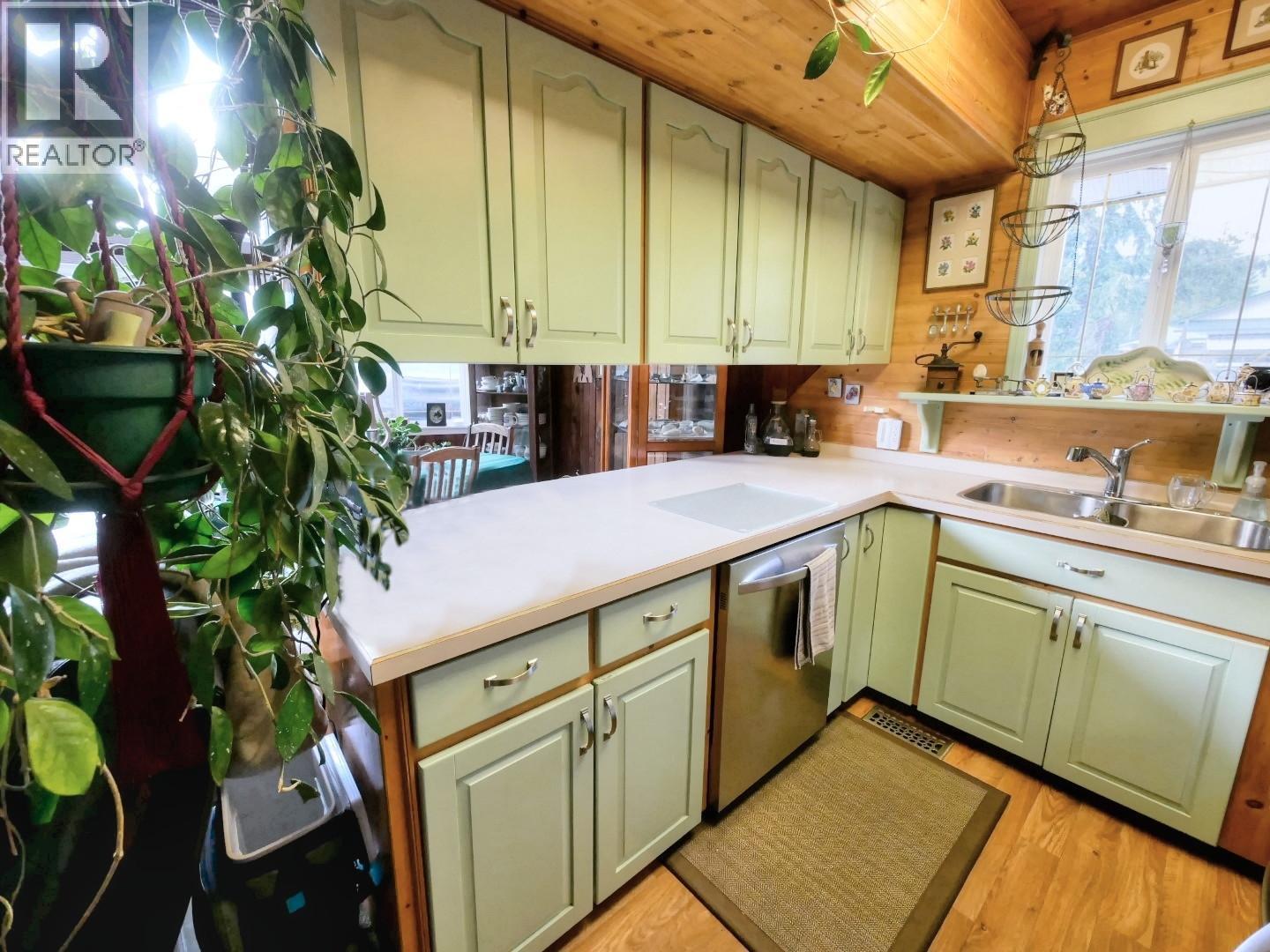 4008 Arrow Park Frontage Road, Arrow Park, BC - Indoor Photo Showing Kitchen With Double Sink