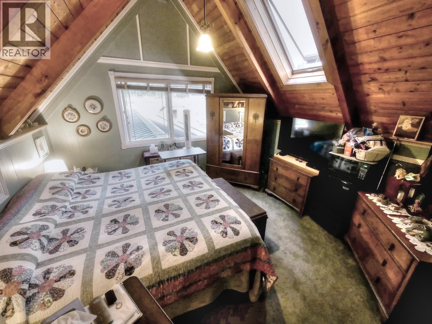 4008 Arrow Park Frontage Road, Arrow Park, BC - Indoor Photo Showing Bedroom