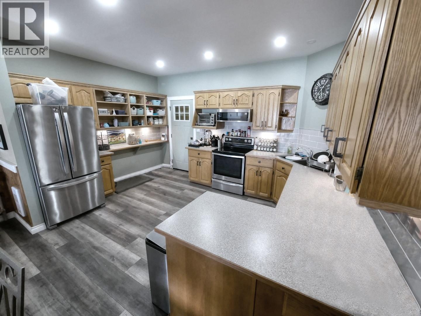 4008 Arrow Park Frontage Road, Arrow Park, BC - Indoor Photo Showing Kitchen