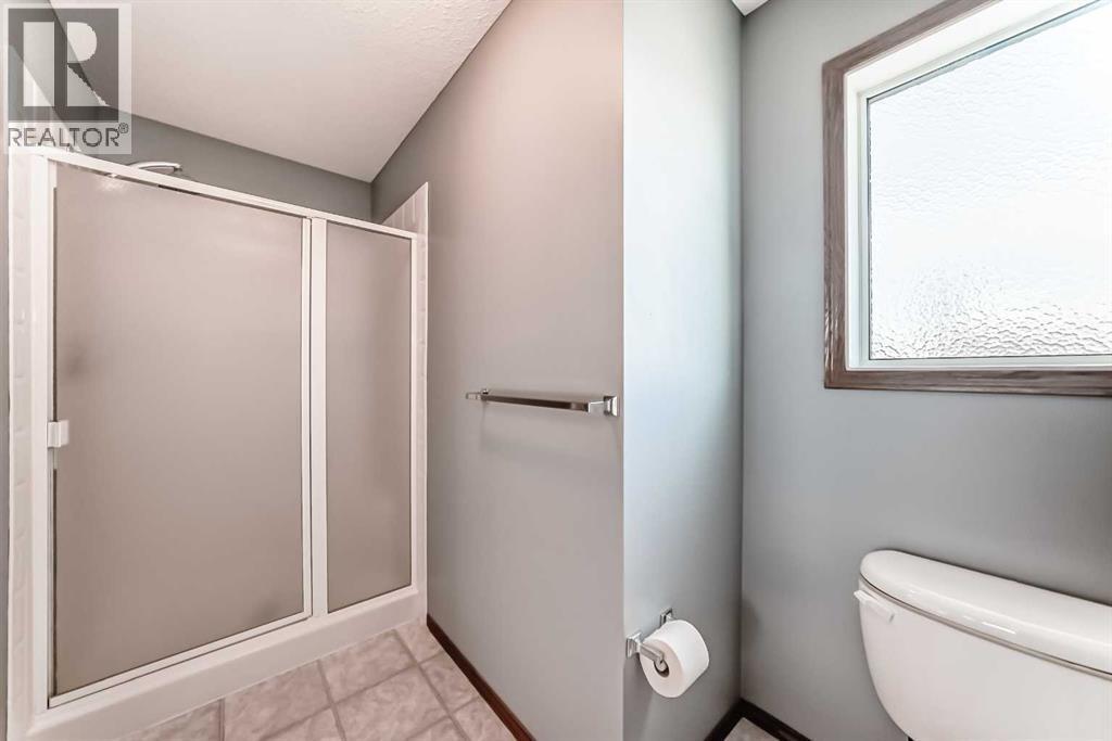 Walk in shower and big window in ensuite - 21 Hillview Road, Strathmore, AB - Indoor Photo Showing Bathroom