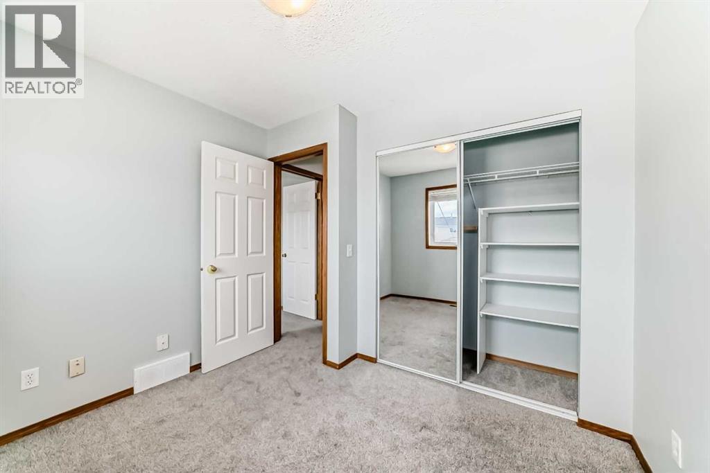 Bedroom 3 with shelving in closet - 21 Hillview Road, Strathmore, AB - Indoor Photo Showing Other Room