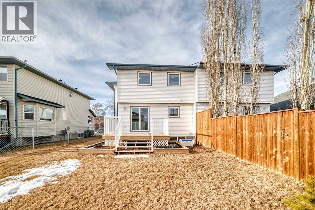 Garden beds around deck - 21 Hillview Road, Strathmore, AB - Outdoor With Exterior