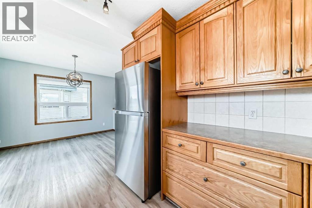 The kitchen has lots of upper cupboards and big lower drawers - 21 Hillview Road, Strathmore, AB - Indoor Photo Showing Kitchen