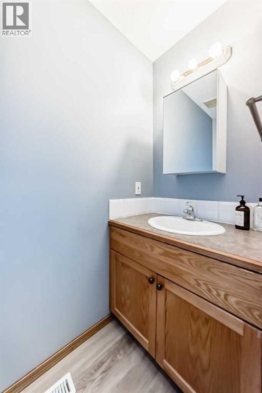 Half Bath - 21 Hillview Road, Strathmore, AB - Indoor Photo Showing Bathroom