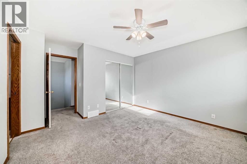 Ceiling fan with light and big closet - 21 Hillview Road, Strathmore, AB - Indoor Photo Showing Other Room