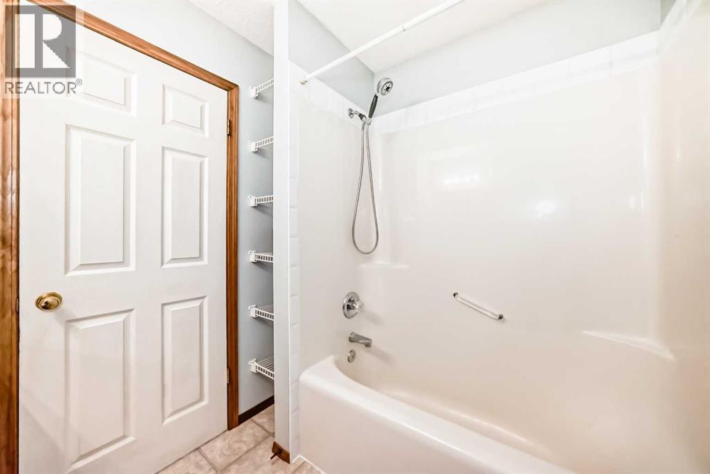4 piece bathroom with shelving - 21 Hillview Road, Strathmore, AB - Indoor Photo Showing Bathroom