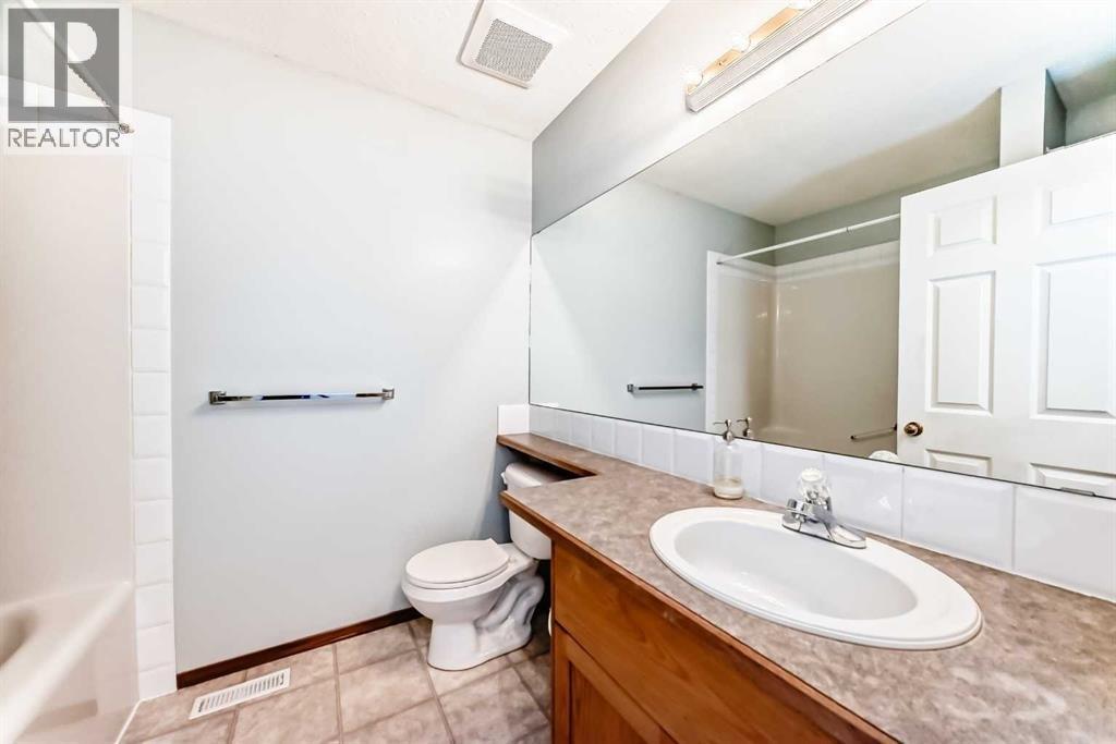 4 piece bathroom - 21 Hillview Road, Strathmore, AB - Indoor Photo Showing Bathroom