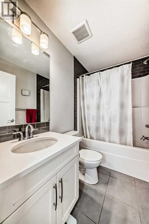 366 Auburn Bay Avenue Se, Calgary, AB - Indoor Photo Showing Bathroom