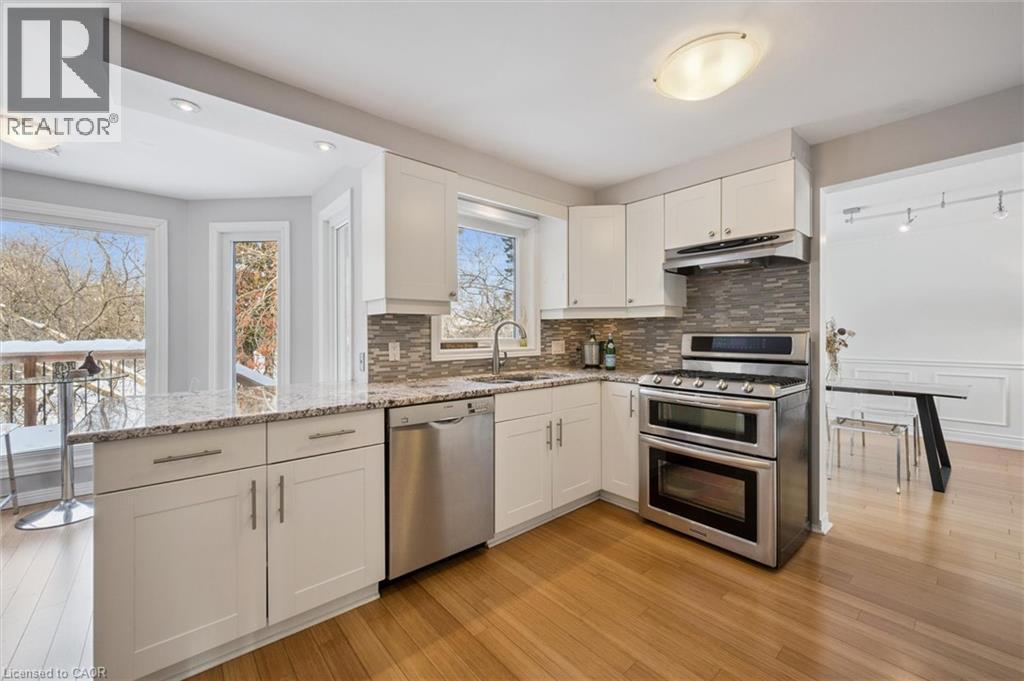 33 Manitoulin Crescent, Kitchener, ON - Indoor Photo Showing Kitchen With Upgraded Kitchen