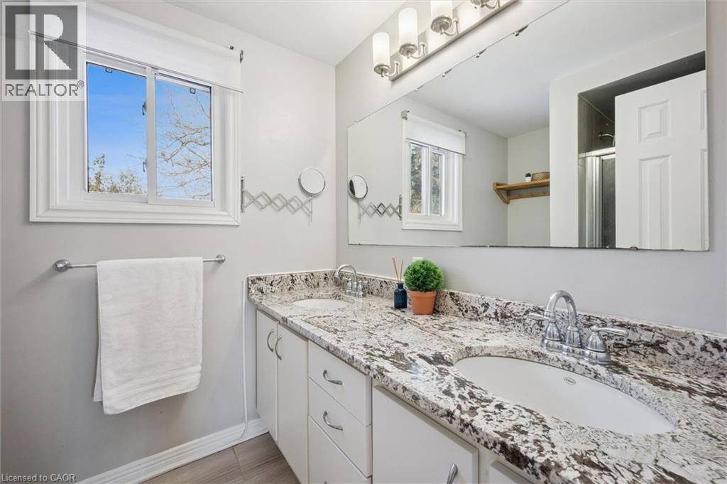 33 Manitoulin Crescent, Kitchener, ON - Indoor Photo Showing Bathroom