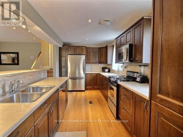 2500 Cobbinshaw Circle, Mississauga, ON - Indoor Photo Showing Kitchen With Stainless Steel Kitchen With Double Sink