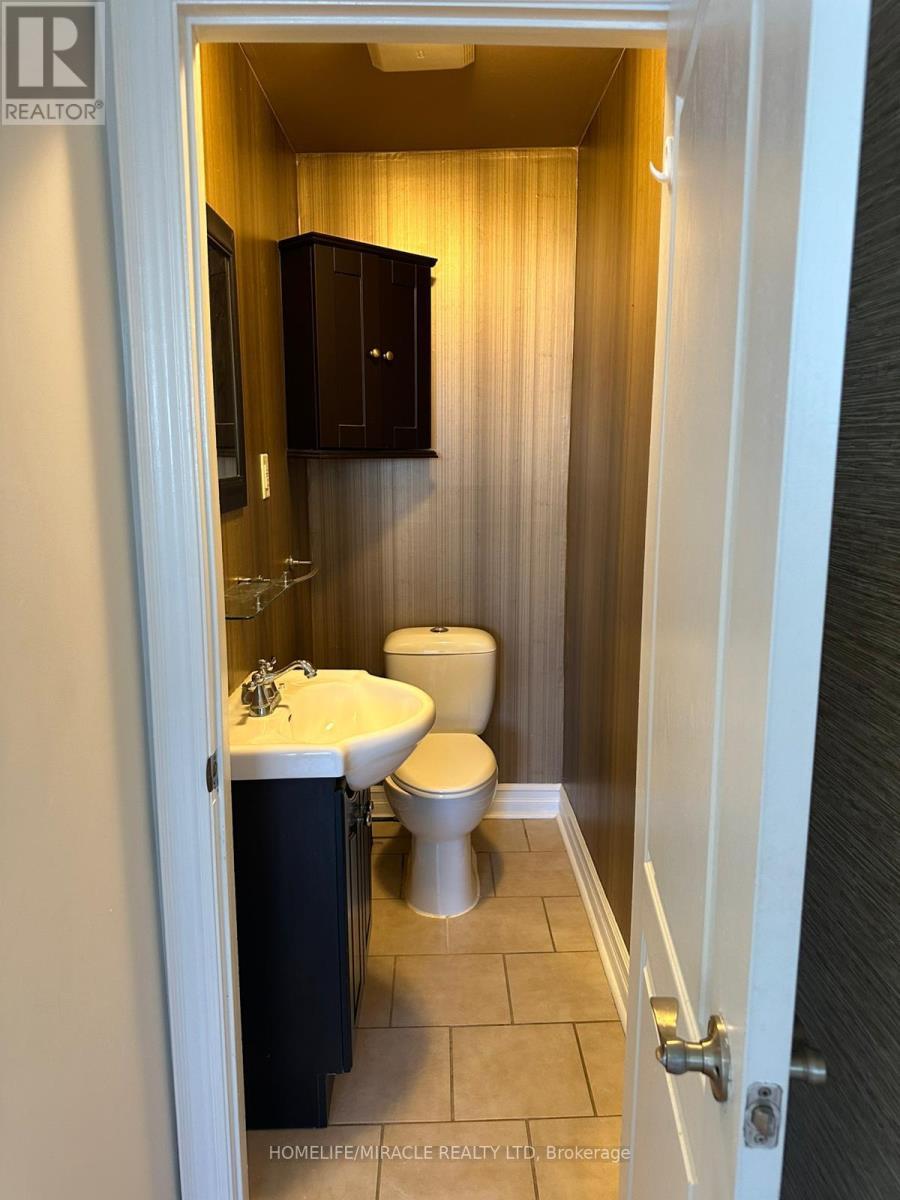 2500 Cobbinshaw Circle, Mississauga, ON - Indoor Photo Showing Bathroom