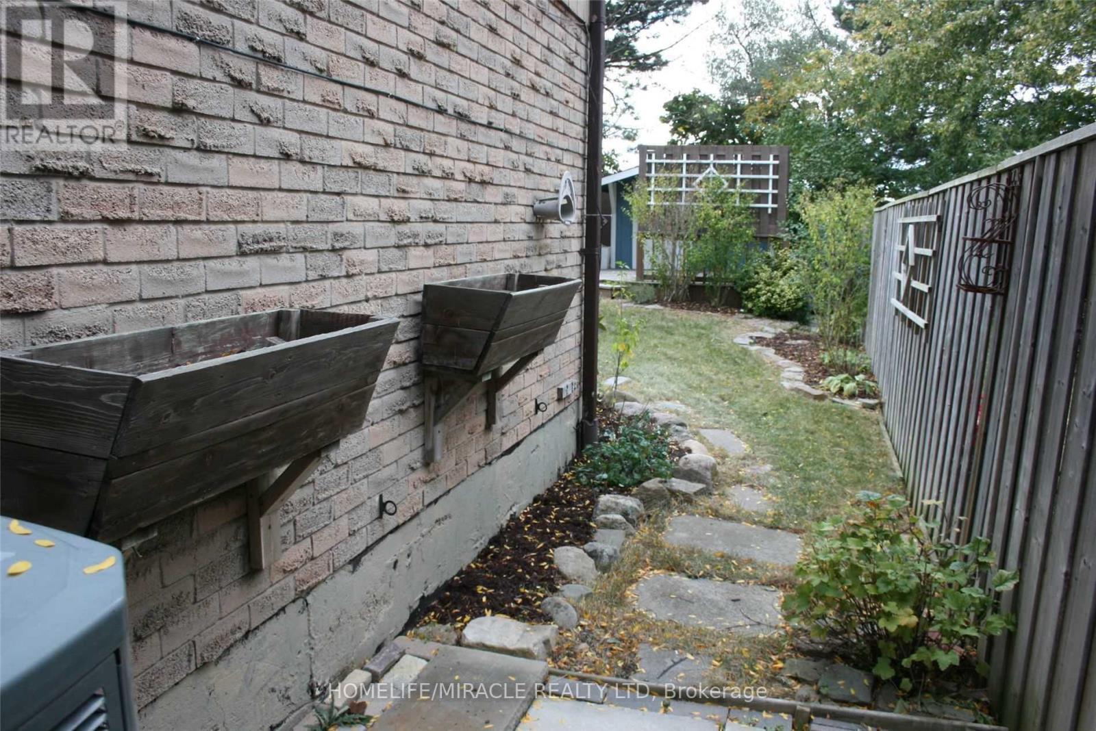 2500 Cobbinshaw Circle, Mississauga, ON - Outdoor